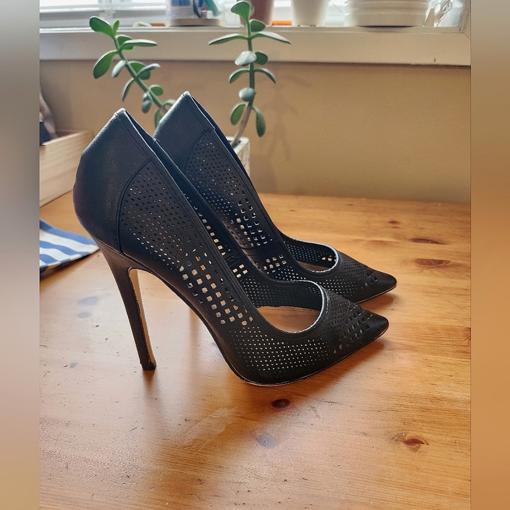 Izabella Rue size 8.5 Black cutout pointed toe Heels